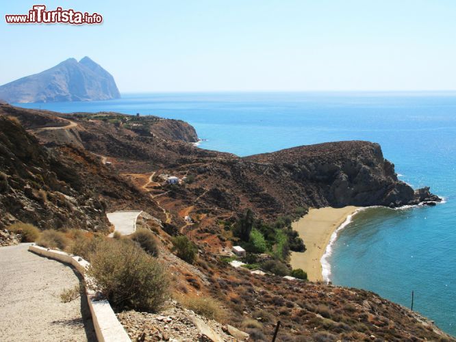 Immagine L'isola di Anafi, Grecia: il territorio e i suoi pochi villaggi sembrano dipinti talmente sono belli - © Kostas Koutsaftikis / Shutterstock.com