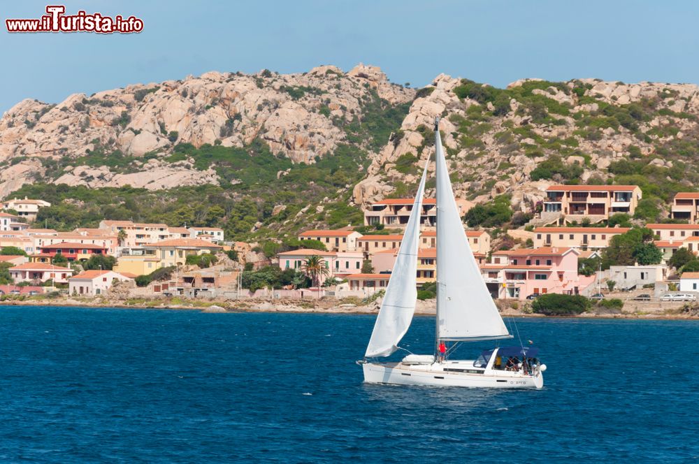 Immagine L'isola di La Maddalena in Sardegna vista dal traghetto