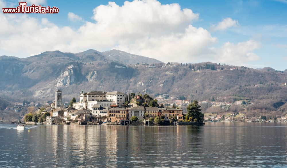 Immagine L'isola di San Giulio in inverno, fotografata da Orta (Piemonte)