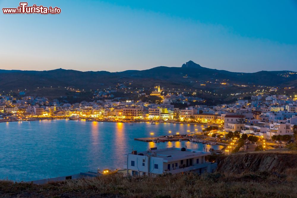 Immagine L'isola di Tino by night, Cicladi, Grecia. E' chiamata anche l'isola dell'arte e della bellezza per via della presenza di tanti capolavori artistici e d'architettura.