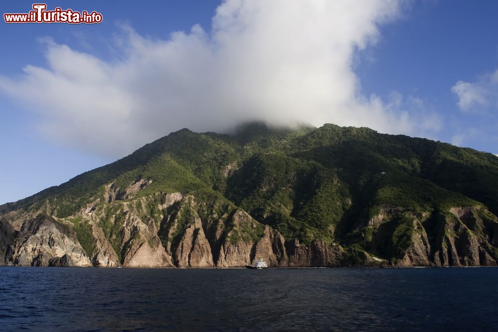 Immagine L'isola tropicale di Saba, Antille Olandesi, vista dal mare.