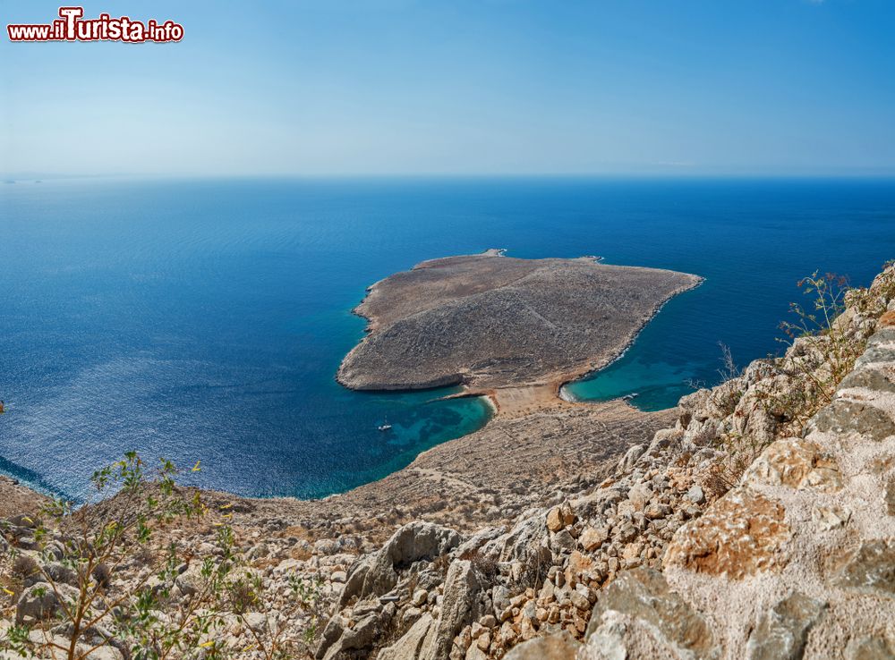 Immagine L'isola turistica di Chalki, Dodecaneso, Grecia, dall'alto. Situata a ovest di Rodi, ha un paesaggio incantevole con belle ville costruite intorno al porto.