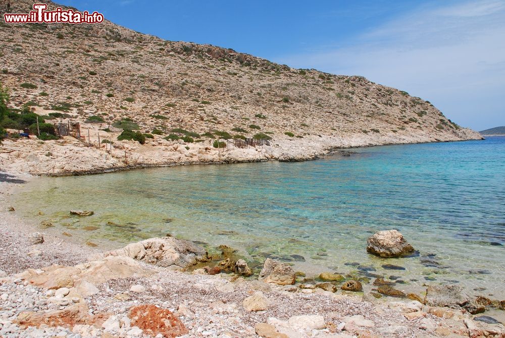 Immagine L'isolata spiaggia di ciottoli a Kania, isola di Chalki (Grecia).
