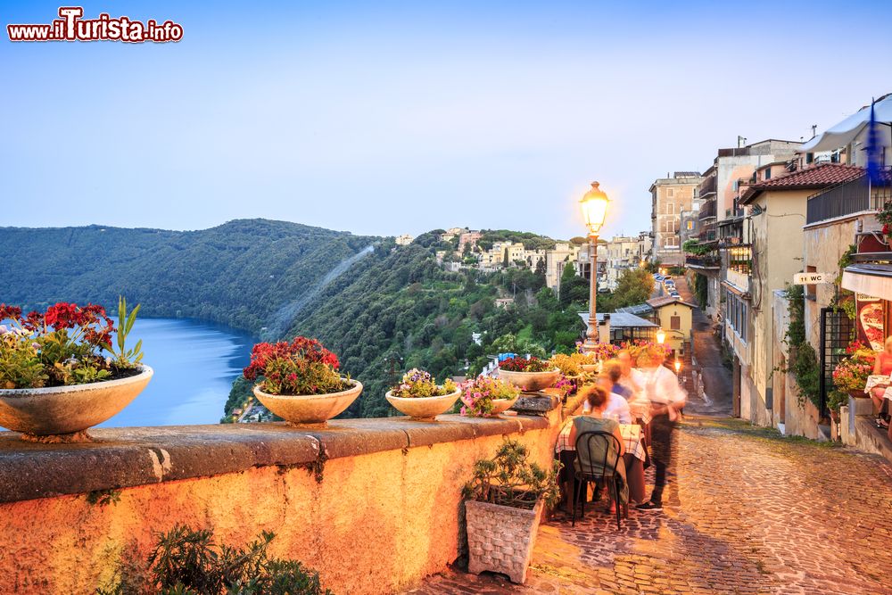 Immagine Il litorale del lago Albano e la città di Castel Gandolfo, Lazio. E' il lago vulcanico più profondo d'Italia.