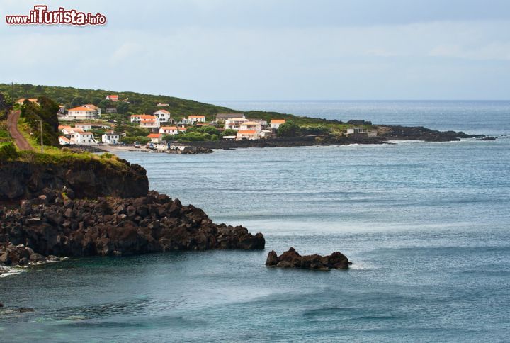 Immagine Sviluppandosi attorno al vulcano che le da il nome, l'isola di Pico ha una forma allungata con 42 km di lunghezza e poco più di 15 di larghezza. Un altopiano con coni vulcanici secondari è separato dal mare da alte falesie mentre l'area più bassa, che si estende a ovest, presenta inclinazioni più moderate. La costa dell'isola, caratterizzata da roccia lavica, è una delle meraviglie paesaggistiche da non perdere - © Yulia_B / Shutterstock.com