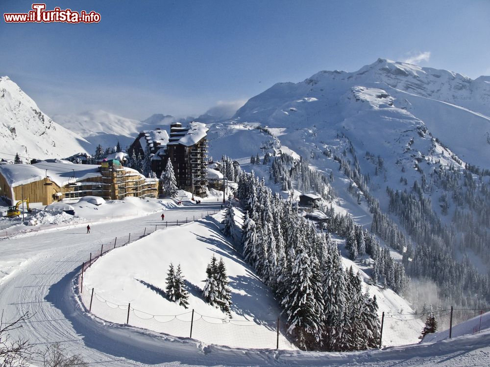 Immagine Lo ski resort di Avoriaz in Francia visto dall'alto di una collina. Famosa località a 1800 metri di quota sulle Alpi francesi, Avoriaz è "car free": in inverno le auto non sono ammesse.