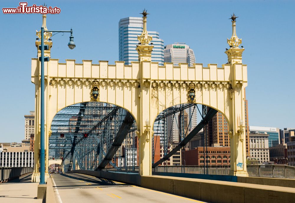 Immagine Lo Smithfield Street Bridge a Pittsburgh, Pennsylvania. Questo ponte a traliccio lenticolare attraversa il fiume Monongahela.