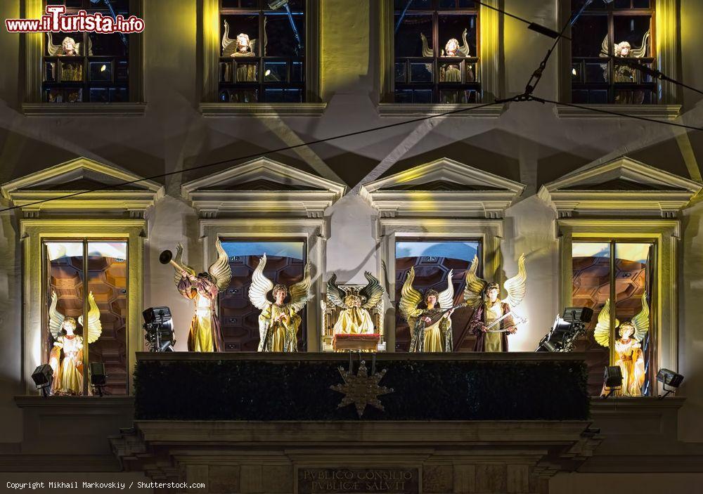 Immagine Lo Spettacolo degli Angeli davanti al Palazzo Municipale di Augusta, Germania. E' una tradizione del mercato natalizio della città: gli angeli appaiono ogni venerdì, sabato e domenica alle 18 - © Mikhail Markovskiy / Shutterstock.com