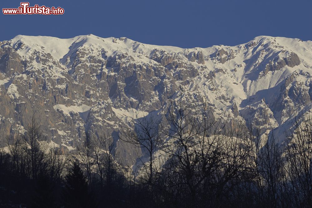 Immagine Lo spettacolo delle Alpi Marittime innevate da Entracque in Piemonte.