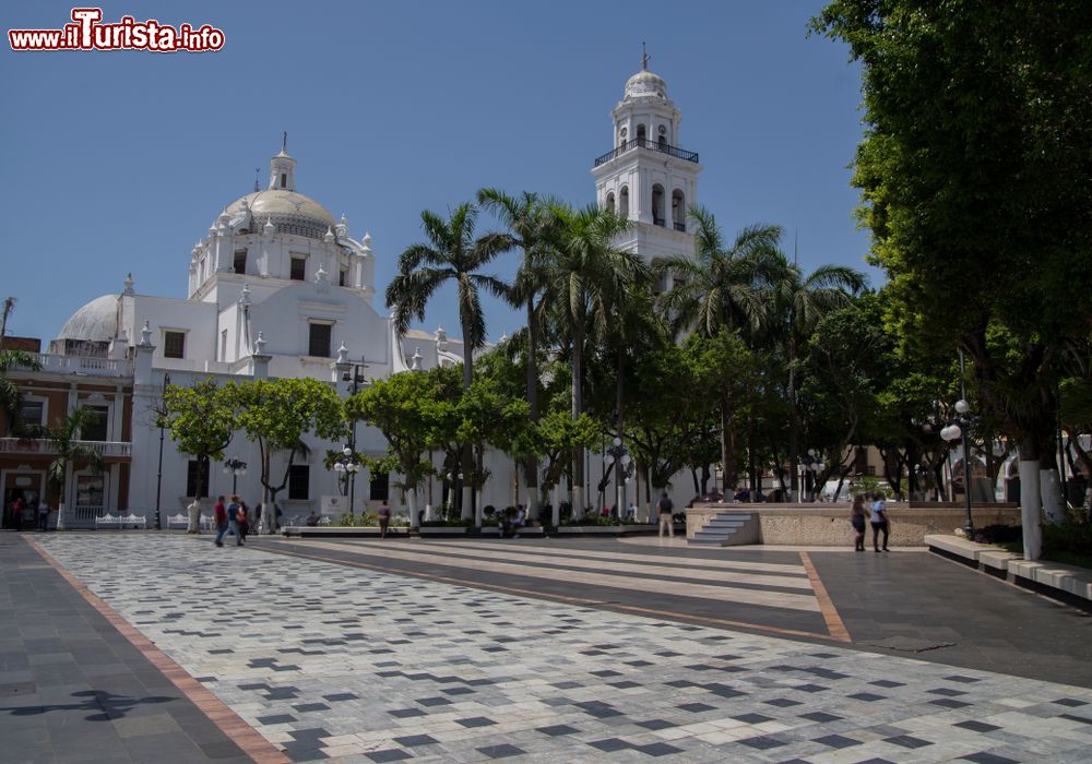 Immagine Lo splendido Zocalo di Veracruz, Messico. La principale piazza della città si chiama così, Zocalo, in tutti i paesi del Sudamerica di lingua spagnola, per via dello zoccolo del cavallo della statua equestre del liberatore o di un personaggio importante che troneggia al suo centro.