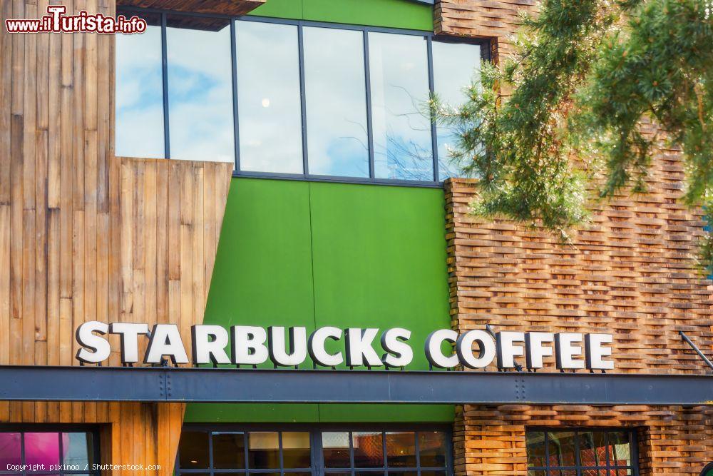 Immagine Lo Starbucks Coffee a Marne-la-Vallee (Francia) - © pixinoo / Shutterstock.com