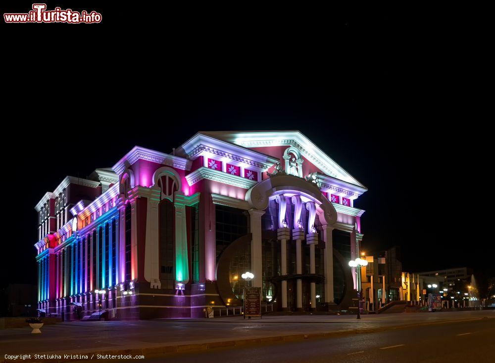 Immagine Lo State Musical Theater di Saransk, Russia, by night. E' il principale teatro dedicato all'opera e al balletto nella città di Saransk. Lo stile architettonico è quello tipico del tempio greco - © Stetiukha Kristina / Shutterstock.com