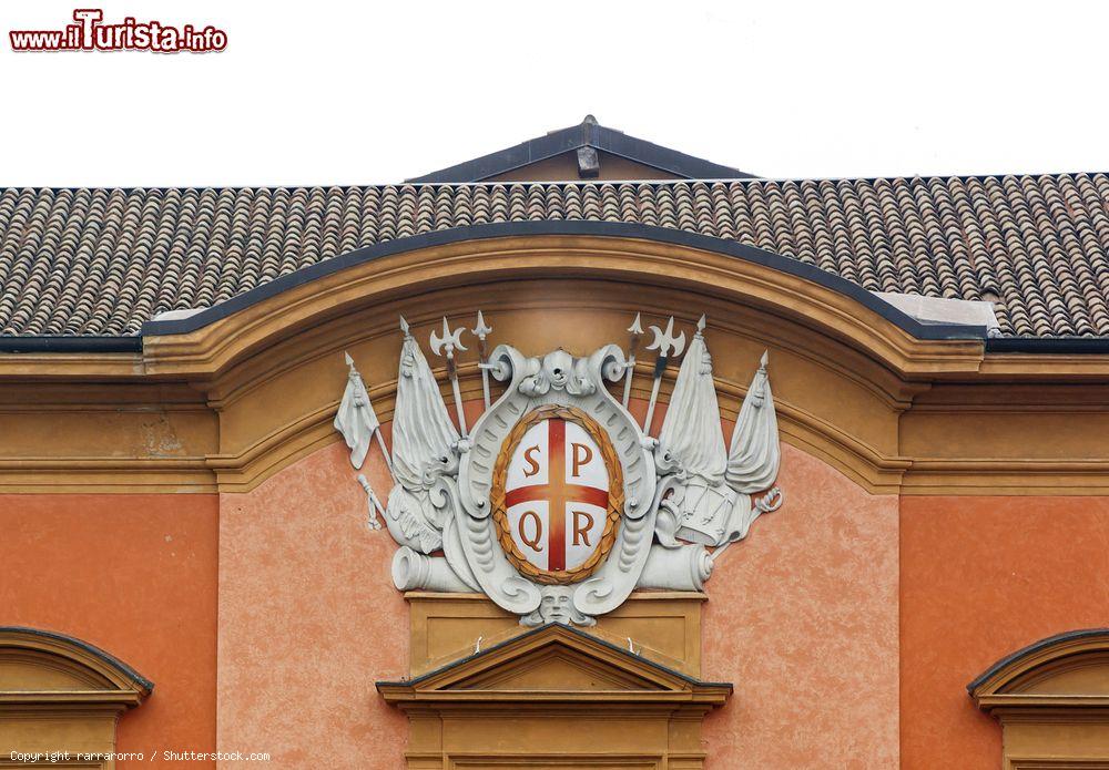 Immagine Lo stemma della città di Reggio Emilia con l'acronimo SPQR, Emilia Romagna. Rappresenta uno scudo sannitico di color argento con una croce rossa e le lettere SPQR in stampatello - © rarrarorro / Shutterstock.com