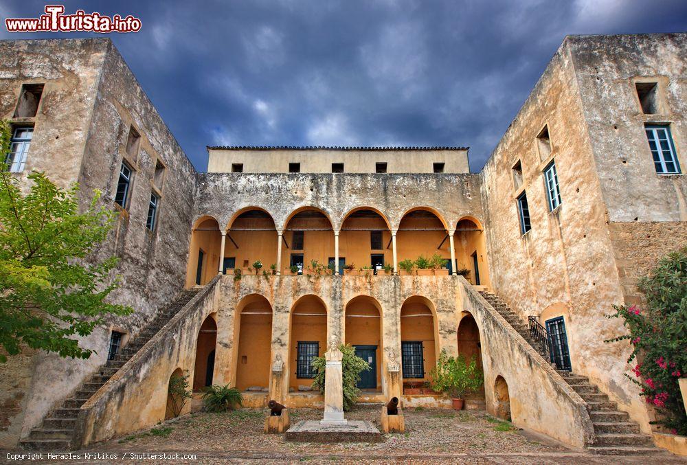 Immagine Lo storico edificio dello Spetses Museum, Grecia. Dal 1938 è proprietà dello Stato greco che vi ha stabilito la sede del museo archeologico e folkloristico - © Heracles Kritikos / Shutterstock.com