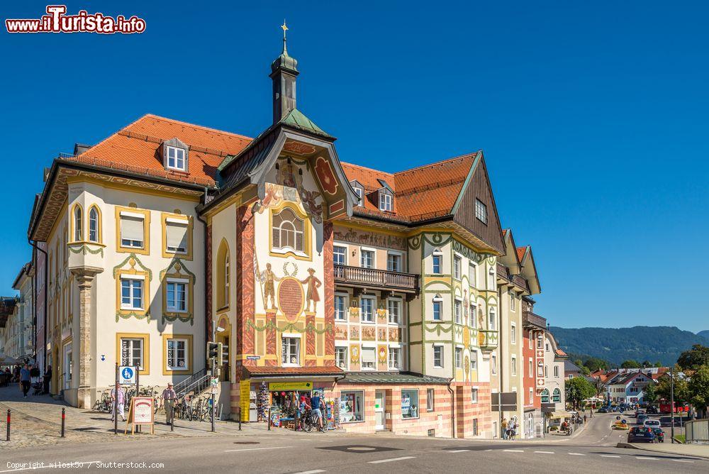 Immagine Lo storico edificio Marienstift (Kruglederer Haus) a Bad Tolz, Germania. La facciata di questa costruzione situata nel cuore della città dell'Alta Baviera è riccamente decorata da dipinti - © milosk50 / Shutterstock.com