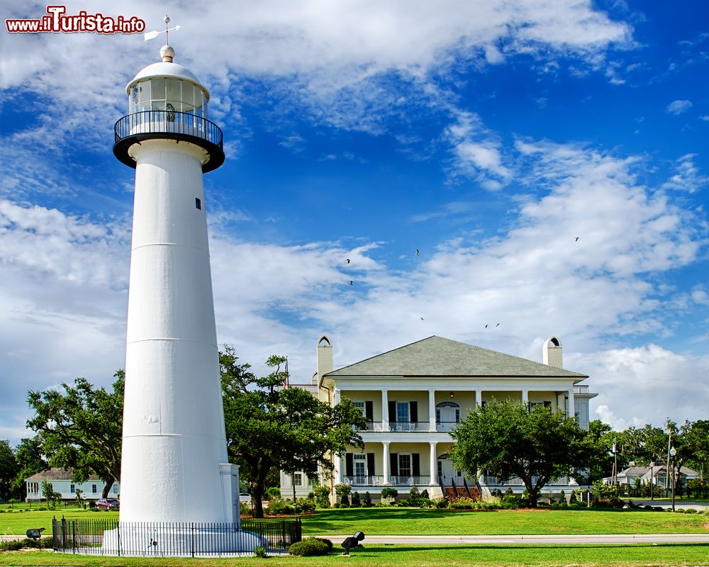 Immagine Lo storico faro di Biloxi, Mississipi, Stati Uniti. Costruito in gran parte a Baltimora, venne spedito a sud e inaugurato nel 1848. E' celebre per essere l'unico faro superstite fra i 12 che un tempo illuminavano il perimetro del golfo del Messico.