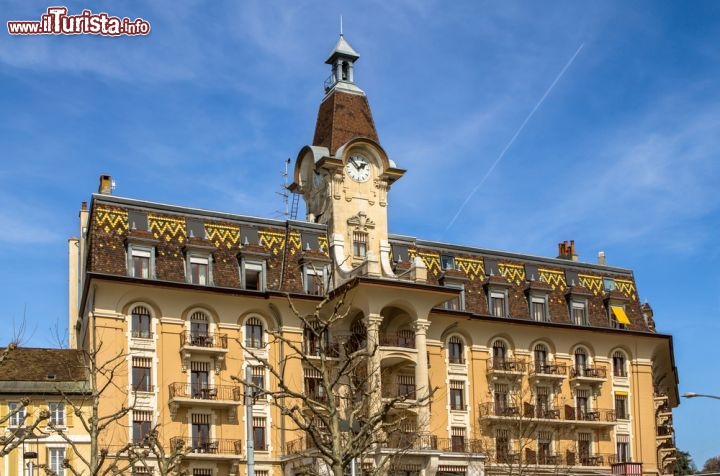 Immagine Lo storico hotel Aulac a Losanna, Svizzera. Affacciato sul lago di Ginevra e incorniciato dalle Alpi, questo hotel tre stelle si trova ad appena dieci minuti dal centro cittadino - © D.Bond / Shutterstock.com