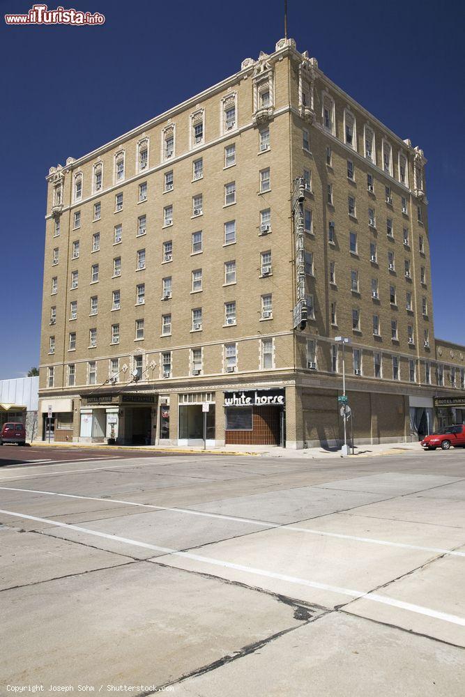 Immagine Lo storico Hotel Pawnee a North Platte, Nebraska. Aperto al pubblico nel 1929, questo edificio di 8 piani è stato progettato dall'architetto Henninger in stile georgiano - © Joseph Sohm / Shutterstock.com