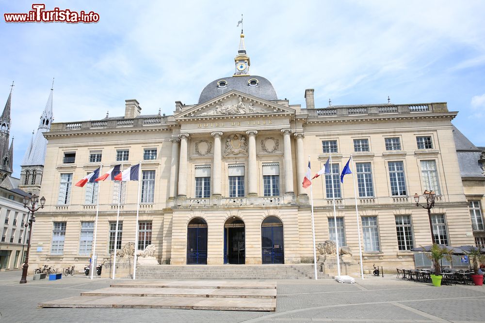 Immagine Lo storico Palazzo del Municipio a Chalons-en-Champagne con le bandiere di Francia e della Comunità Europea.