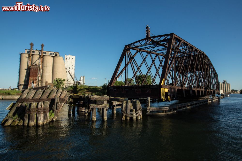 Immagine Lo storico ponte girevole sul fiume Milwaukee nell'omonima città, Wisconsin (USA).