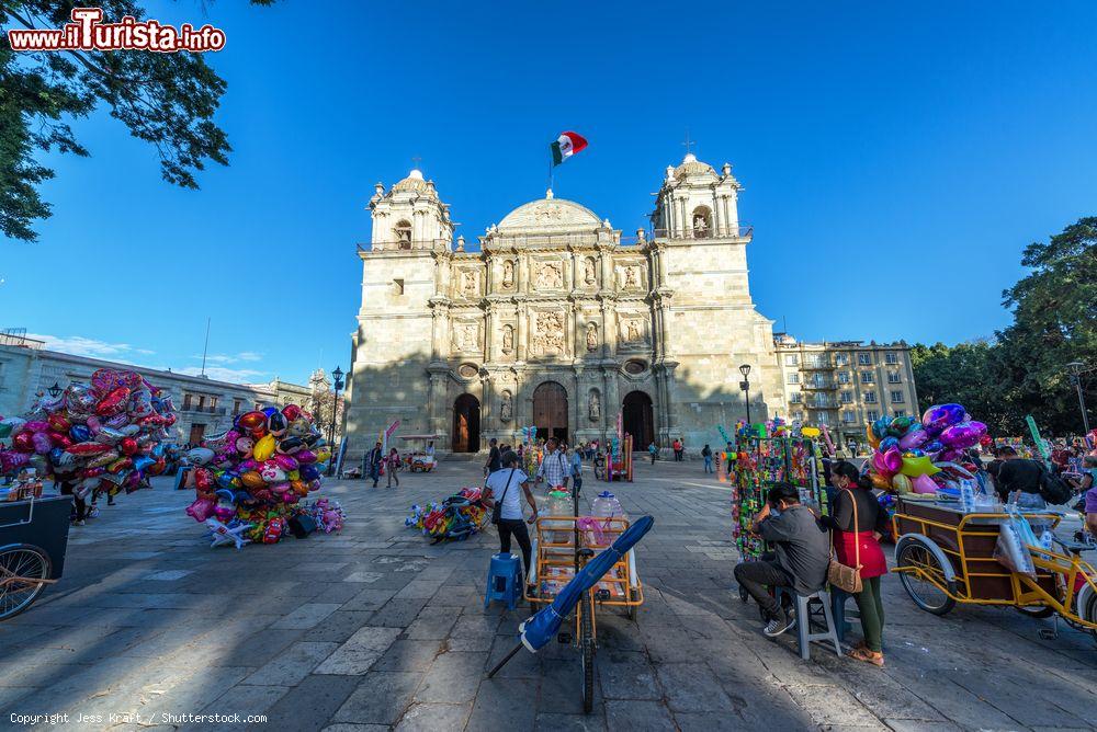 Immagine Lo Zocalo, il centro storico di Oaxaca, Messico: cuore pulsante della cittadina messicana, qui si possono trovare caffé e venditori di palloncini colorati, musicisti ambulanti e turisti di ogni età e nazionalità - © Jess Kraft / Shutterstock.com