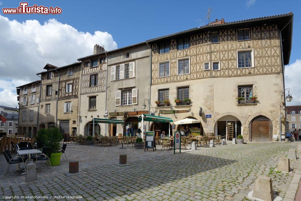 Immagine Locali in Rue Haute Cité a Limoges, Francia: situato nei pressi della cattedrale cittadina, questo luogo attira molti turisti soprattutto alla sera - © StockphotoVideo / Shutterstock.com