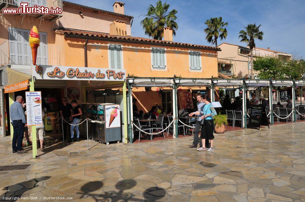 Immagine Locali nel centro storico di Sanary-sur-Mer, Francia, in primavera - © Pack-Shot / Shutterstock.com