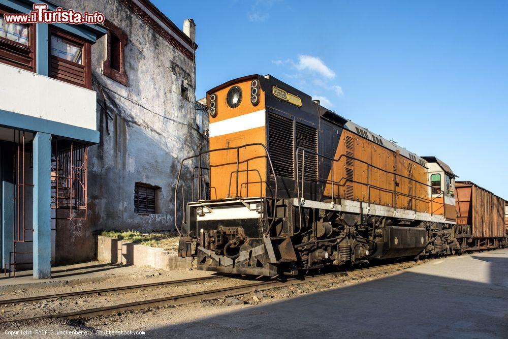 Immagine La vecchia locomotiva di un treno merci mentre attraversa la città di Camagüey, nel centro dell'isola di Cuba © Rolf G Wackenberg / Shutterstock.com