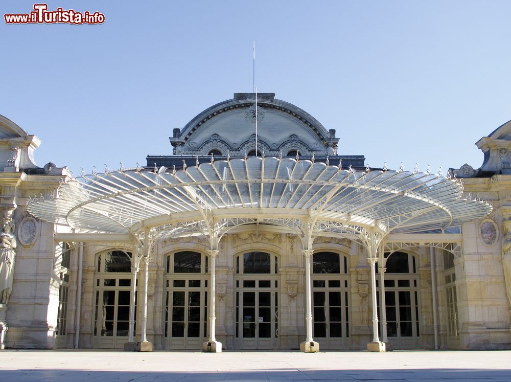 Immagine L'Opera di Vichy, Francia. Unico in Francia con la sua architettura Art Nouveau, il teatro dell'opera di Vichy è decorato in un'armonia di oro, avorio e giallo.
