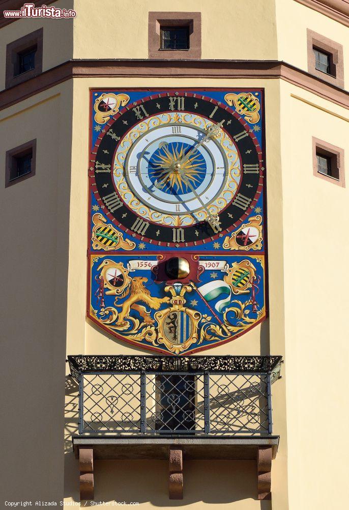 Immagine L'orologio dell'Altes Rathaus di Lipsia, Germania. Situato nella Piazza del Mercato, questo storico edificio ha ospitato per 350 anni il Municipio cittadino sino al 1909 quando venne costruito quello nuovo - © Alizada Studios / Shutterstock.com