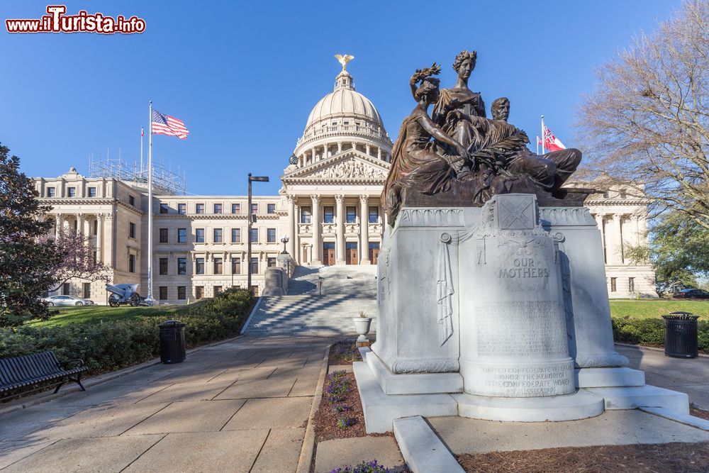 Immagine L'Ours Mothers Monument nella città di Jackson, Mississippi, con il Campidoglio sullo sfondo.