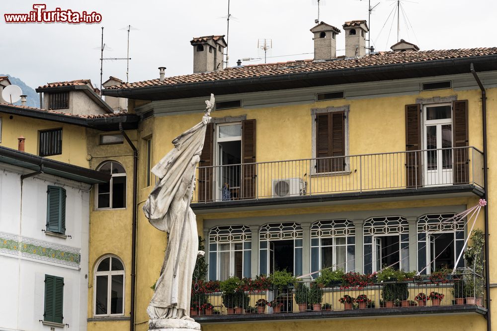 Immagine Lovere (Bergamo, Lombardia): una statua e un edificio storico nel centro del paese.