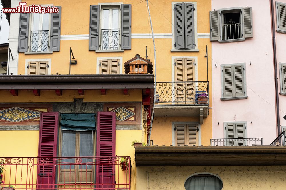 Immagine Lovere (Bergamo): palazzi storici nella cittadina affacciata sul Lago d'Iseo, popolare meta turistica lombarda.