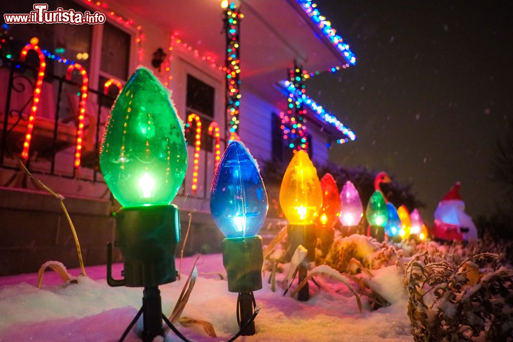 Immagine Luci colorate illuminano una casa di Omaha (Nebraska) durante il Natale.