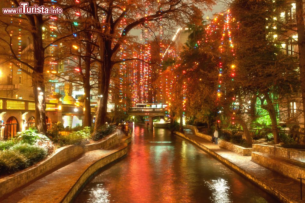 Immagine Luci natalizie sulla passeggiata lungofiume a San Antonio, Texas, by night.