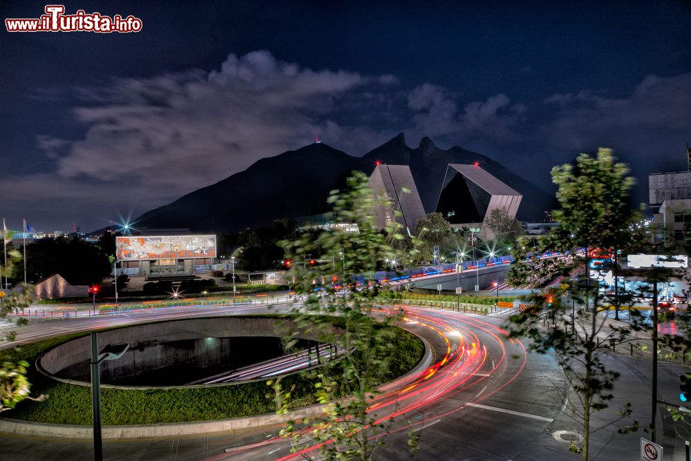 Immagine Luci notturne a Monterrey, capitale dello stato del Nuovo Leon, Messico.