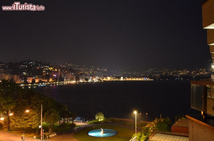 Immagine Lugano di notte, le luci della città ed il lago