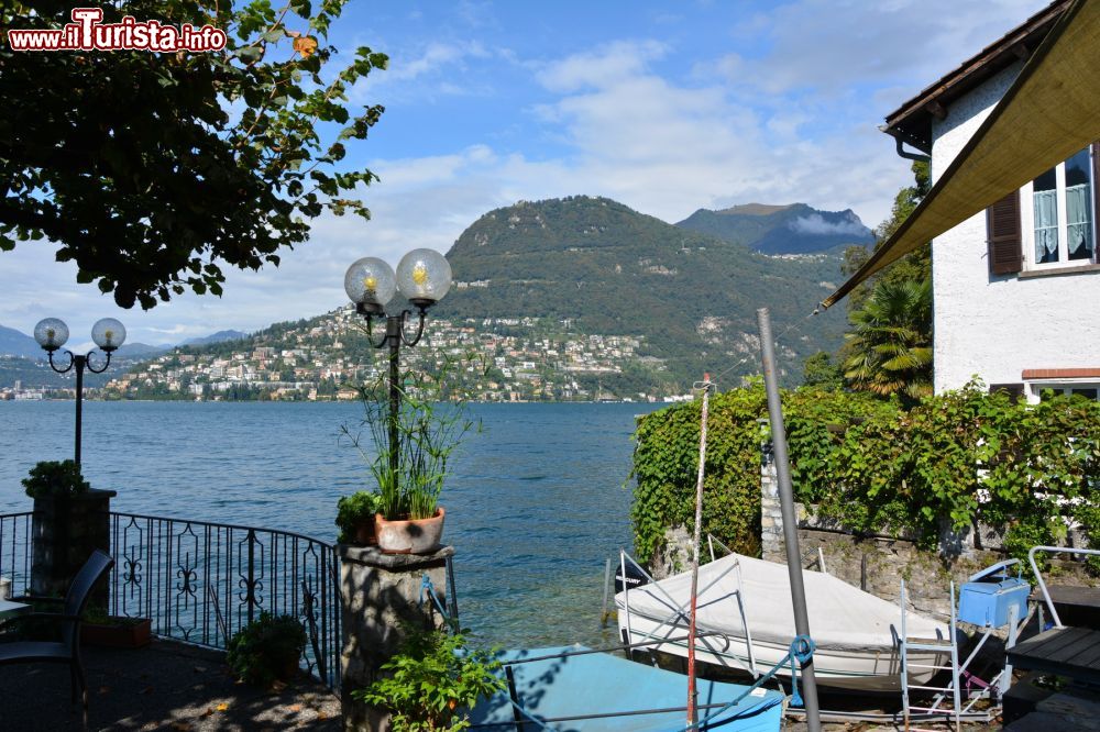 Immagine Lugano, il Grotto San Rocco a Caprino sul lago della Svizzera. Caprino è una frazione del Comune di Lugano e conta circa 400 abitanti nei mesi estivi (una ventina durante l'inverno).