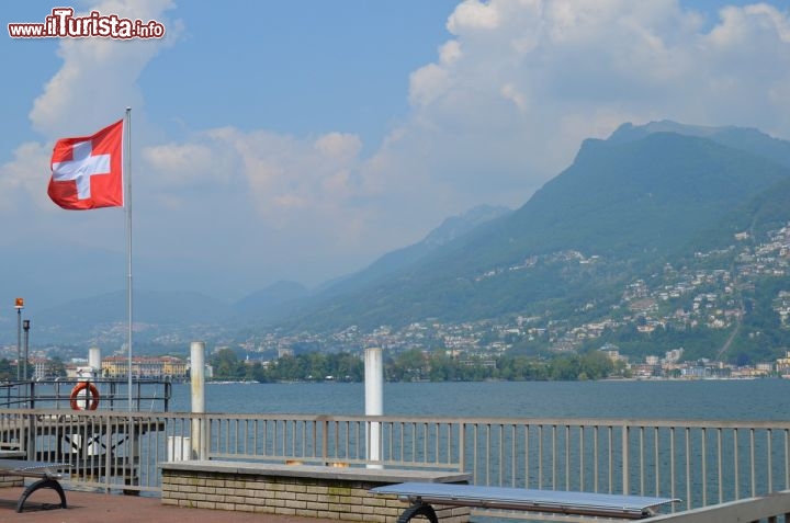 Immagine Lugano: sul  lago garrisce la bandiera della Svizzera