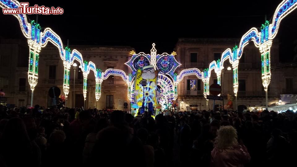 Immagine Un'immagine notturna delle luminarie del carnevale di Avola, Sicilia. Da parecchi anni i festeggiamenti organizzati in occasione del carnevale rappresentano un appuntamento importante per la città in provincia di Siracusa.