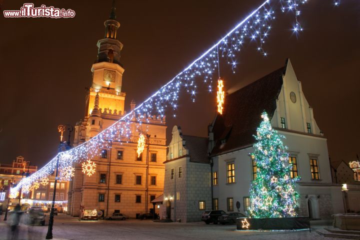 Immagine Luminarie natalizie nel centro di Poznan, Polonia - La piazza del Mercato Vecchio di Poznan addobbata con le luminarie durante il periodo dell'Avvento  © remik44992 / Shutterstock.com