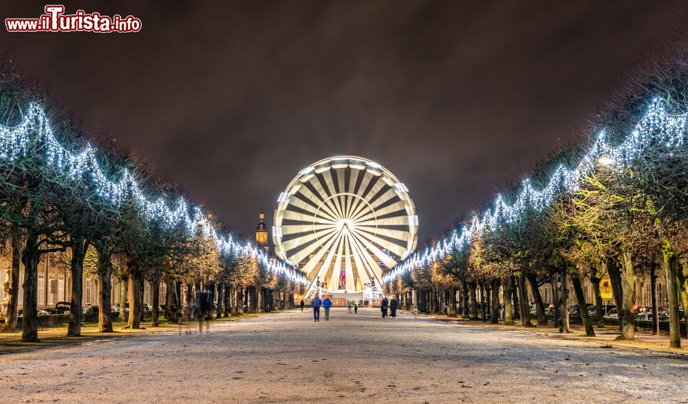 Immagine Luminarie natalizie nella città di Nancy (Francia) di notte.