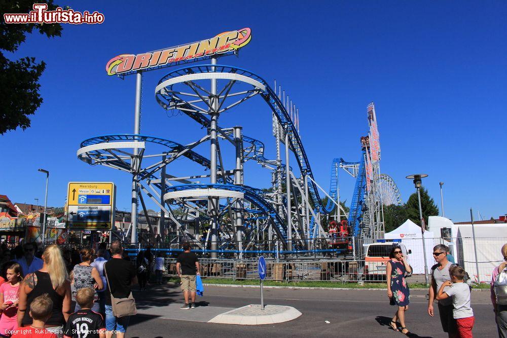 Immagine Il luna park durante un festival estivo in Romanshorner Platz a Friedrichshafen, sul Lago di Costanza (Germania) - © RukiMedia / Shutterstock.com