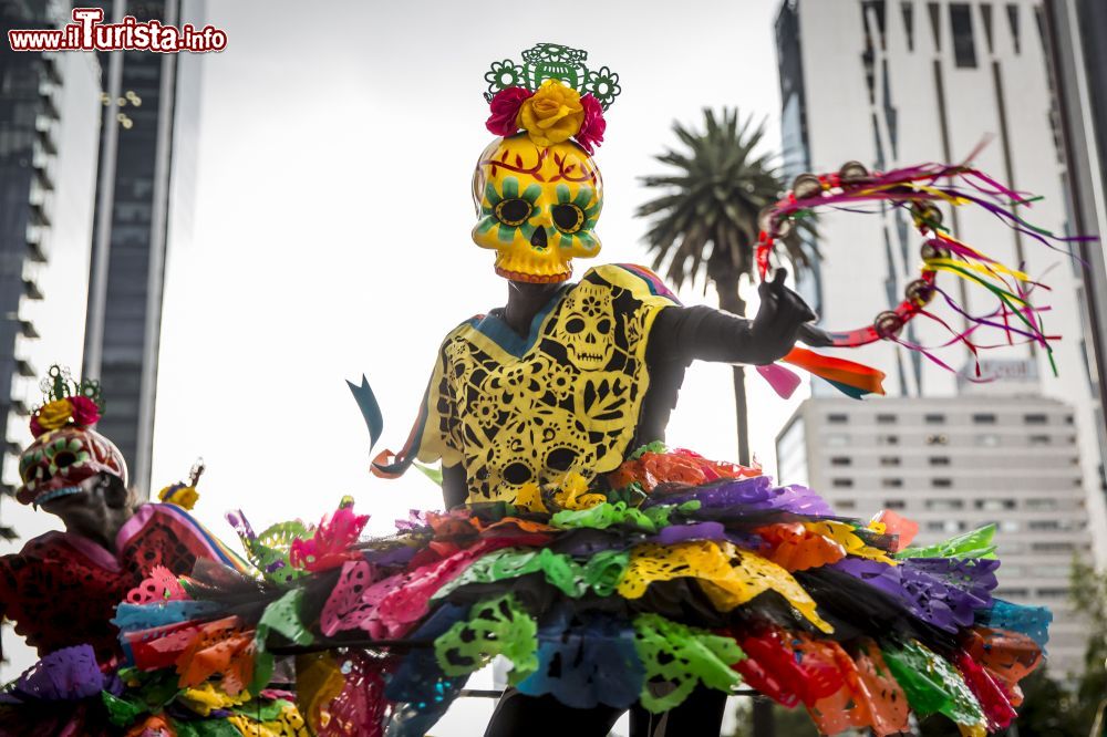 Immagine Lungo le strade di Città del Messico, da alcuni anni, il governo organizza la sfilata del Día de Muertos.