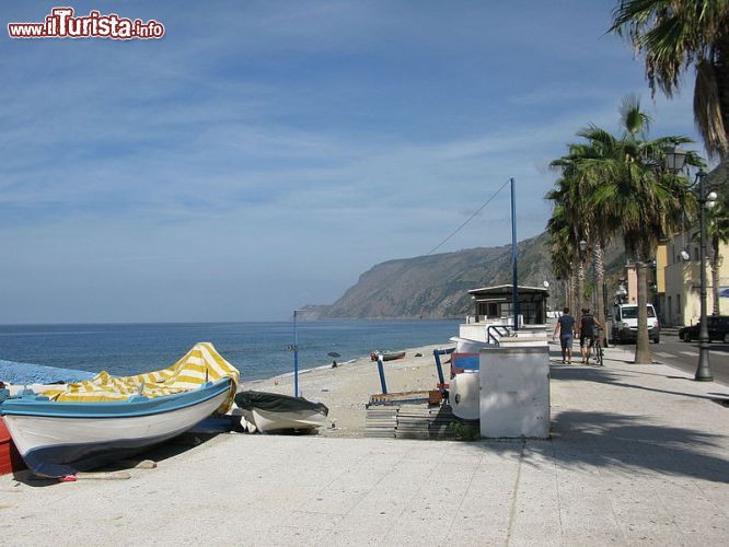 Immagine Il Lungomare  e la spiaggia di Bagnara Calabra - © Jacopo Werther - CC BY-SA 4.0 - Wikipedia