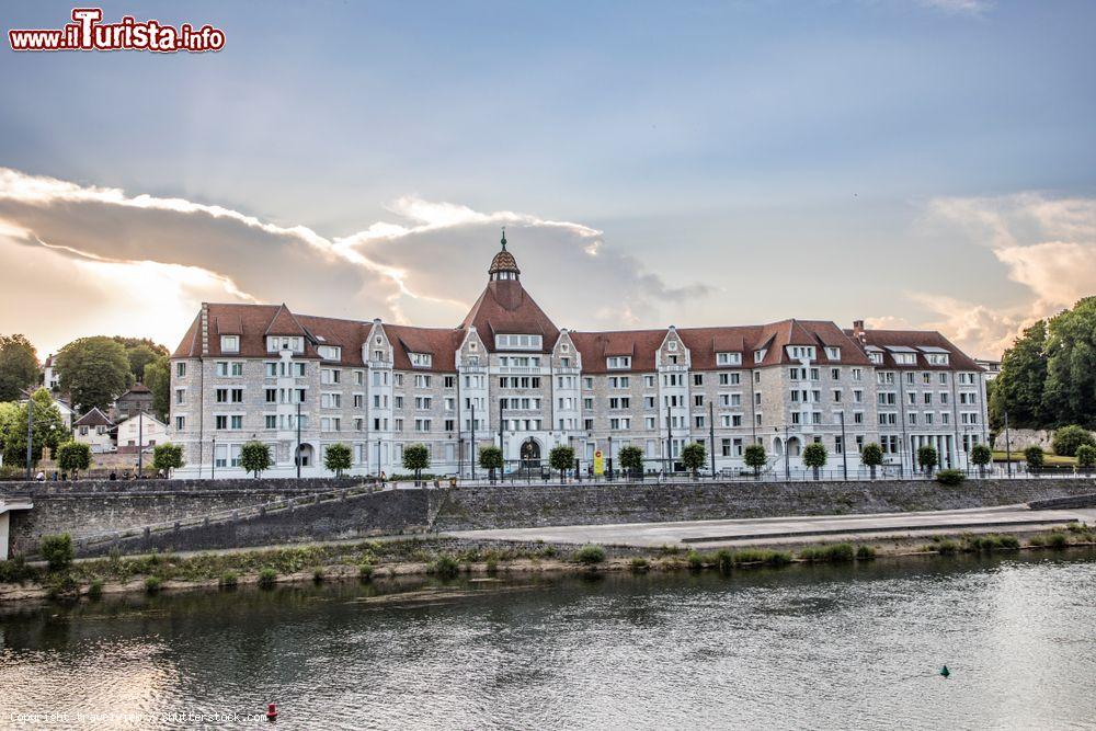 Immagine L'università di Besancon fotografata al calar del sole (Francia) - © travelview / Shutterstock.com