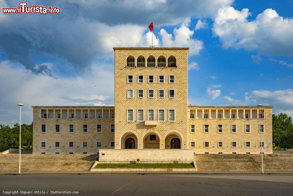 Immagine L'Università Politecnica di Tirana, Albania: questa struttura squadrata costruita in stile mussoliniano venne edificata dagli italiani - © Ungvari Attila / Shutterstock.com