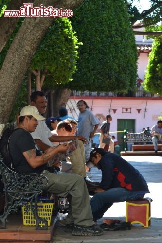 Immagine Lustrascarpe a Taxco: nella centralissima Plaza Borda trovano spazio artigiani, commercianti, venditori e lustrascarpe, in un'atmosfera rilassata e piacevole molto apprezzata dai turisti che scappano dal traffico della vicina Città del Messico.