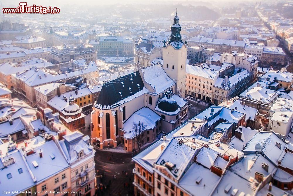 Immagine Lviv, cattedrale ortodossa dell'Assunzione della Beta Vergine Maria sotto la neve - © Ruslan Lytvyn / Shutterstock.com