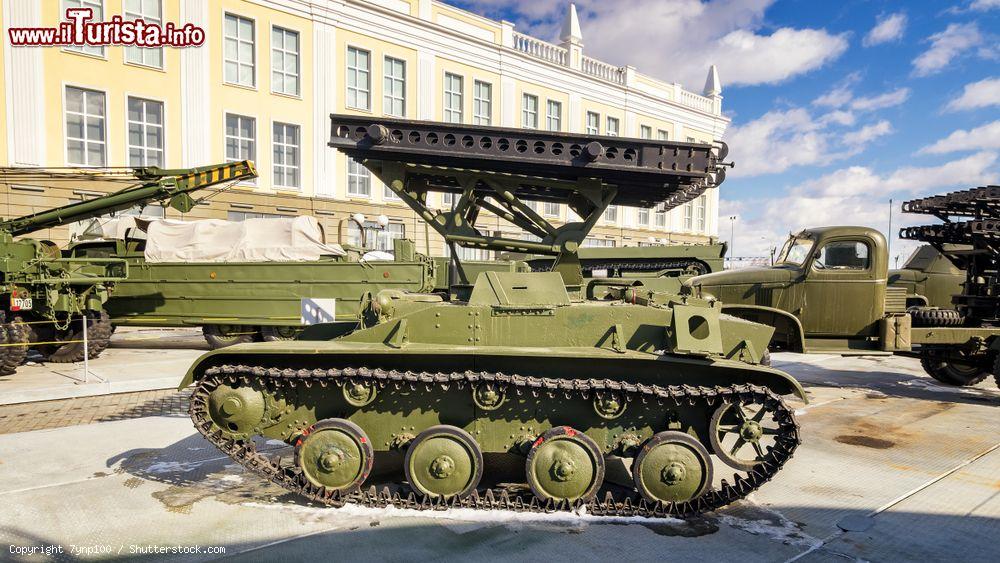 Immagine Macchine militari sovietiche all'esposizione del museo militare storico a Ekaterinburg, Russia - © 7ynp100 / Shutterstock.com